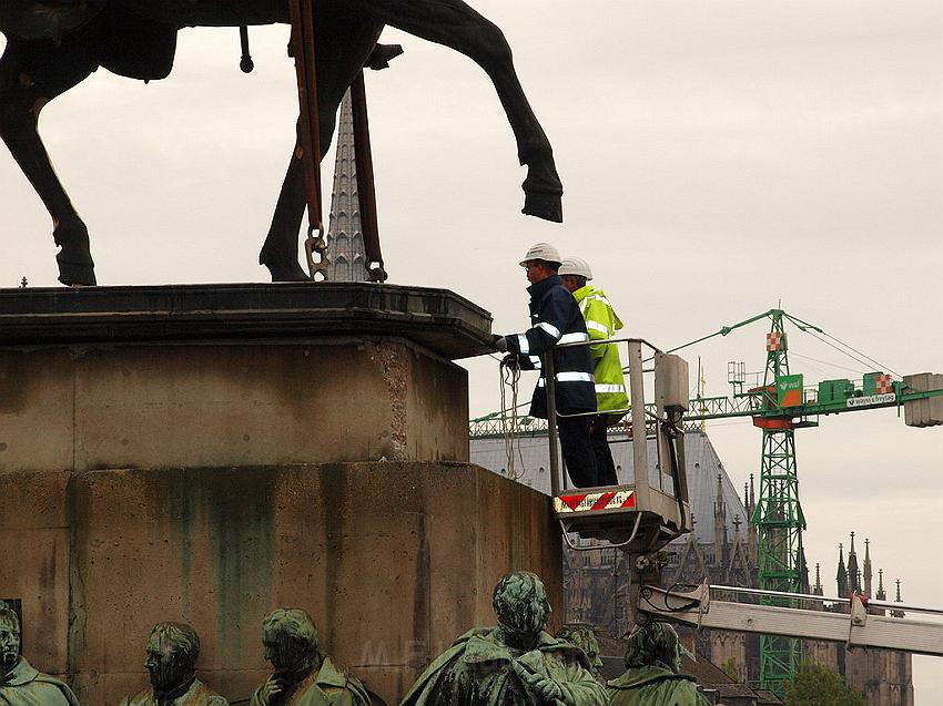 Reiterdenkmal kehrt zurueck auf dem Heumarkt P74.JPG